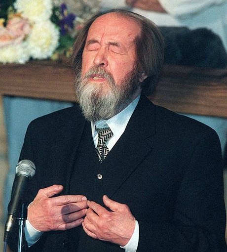 Alexander Solenicyn na snímku z roku 1998 bhem jednoho ze svých moskevských projev.