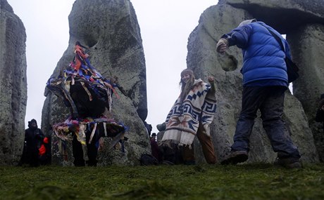 Zimní slunovrat v anglickém Stonehenge slavily tisíce lidí.
