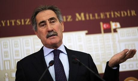 Mezi zmínnými poslanci je exministr kultury Ertugrul Günay, jen kritizoval rozhodnutí AKP, která je u moci od roku 2002, zasahovat do justiního vyetování korupce mezi nejvyími státními initeli.