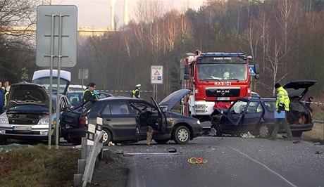 Mu natankoval u pumpy a ujel. Pi policejní honice zemela ena.