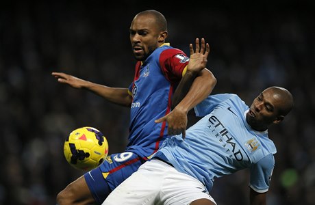 Fernandinho a Gabbidon pi zápase anglické ligy mezi City a Crystal Palace.