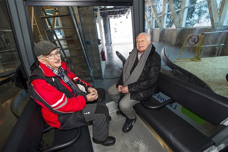 Prvním pasaérem nové lanovky se stal poslední ijící nosi nákladu na Snku Helmut Hofer. K nmu si do kabinky pisedl bývalý prezident Václav Klaus.