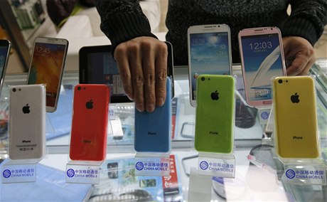 Nabídka telefon Apple iPhone 5C v obchod ínského operátora China Mobile.