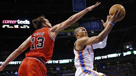 Basketbalista Oklahomy City Thunder Russell Westbrook (vpravo) a Joakim Noah z Chicaga Bulls  