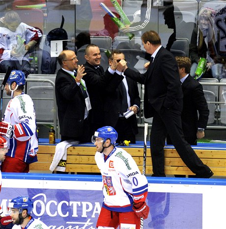 Radost R z vítzství nad Ruskem, vpravo je trenér Alois Hadamczik