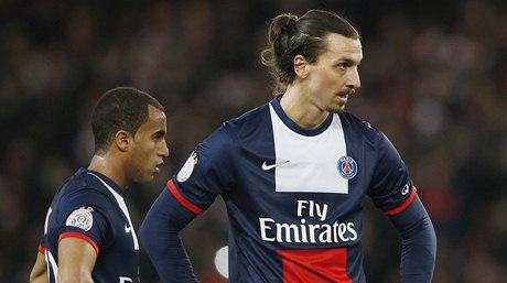 Fotbalisté Paris St. Germain Zlatan Ibrahimovič (vpravo) a Lucas