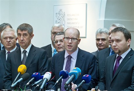 Koaliní jednání. V popedí zprava: Andrej Babi (ANO), Bohuslav Sobotka (SSD) a Marian Jureka (KDU-SL).