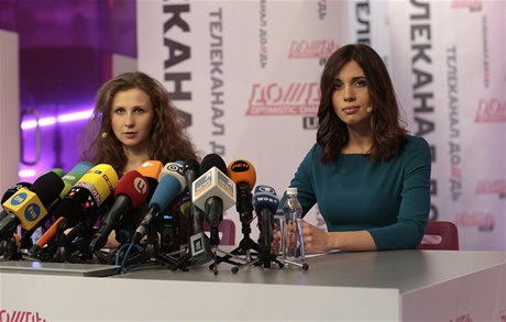 Nadda Tolokonnikovová a Marija Aljochinová tiskové konferenci v Moskv.