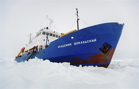 Uvízlé plavidlo Akademik okalskij.