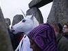 Tisíce lidí se shromádily ve svtoznámém kultovním míst Stonehenge, aby tu oslavily den zimního slunovratu. 