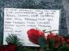 Píbuzní nkterých z obtí ke kamennému památníku na hbitov v Lockerbie pokládali kvtinové vnce a vzpomínali na zesnulé.