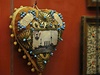 Valentýnská páníka ve sbírce pochopiteln nechybí, kolekce ale dokazuje pedevím význam symbolu srdce pro katolické kesanství. 