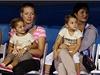 Mirka Federerová (vpravo), Manelka tenisty Rogera Federera, a jejich dcery Myla a Cherlene