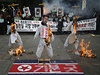 Jihokorejci v Soulu spálili figuríny pedstavující Kim Ir-sena, Kim ong-ila a Kim ong-una