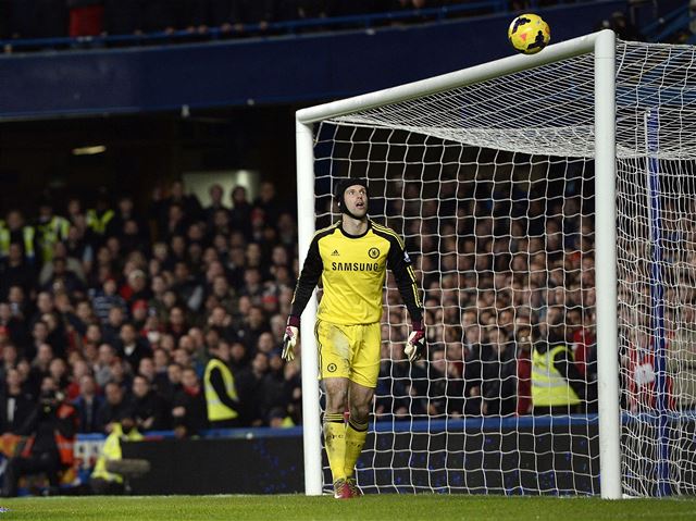 Branká� Chelsea Petr �ech sleduje, jak mí� letí do jeho b�evna
