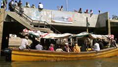 V pravém pístavu necháváme auto v úschov a vnutíme se na lo k dalí hromad místních, kteí jedou na ostrov Lamu