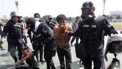 Thajská policie odvádí zadrené demonstranty ze sportovního stadionu v Bankoku.