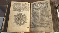 Originál Bible kralické, z výstavy  v Kralicích nad Oslavou. | na serveru Lidovky.cz | aktuální zprávy