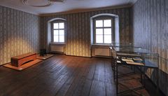 Repliky Hoffmannova nábytku, které dodnes vyrábí n�které rakouské firmy, nainstalovali pracovníci Moravské galerie do momentáln� prázdných místností poprvé.