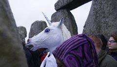 Tisíce lidí se shromádily ve svtoznámém kultovním míst Stonehenge, aby tu oslavily den zimního slunovratu. 