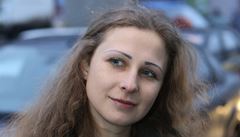 Putinova amnestie: punkerka z Pussy Riot Aljochinov je na svobod