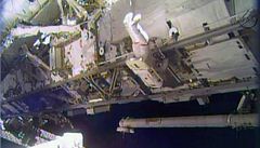 Astronauti vystoupili do volného kosmu, vymnili vadné erpadlo.