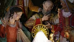 Na Svatopetrském námstí ve Vatikánu slavnostn odhalili obí jesliky a zapálili svíci jako symbol míru.