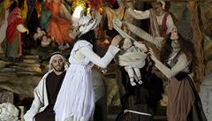 Tradici jesliek na Svatopetrském námstí podobn jako vztyení vánoního stromku na téme míst zavedl nkdejí pape Jan Pavel II.