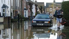 Vá�né problémy m�la Británie zejména v doprav�, zru�eno bylo i mnoho �elezni�ních, leteckých a lodních spoj�.