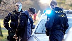 Policie honila mu�e v kradeném aut�. Zastavily je a� varovné výst�ely.