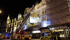 Hasiči se dívají na škodu způsobenou spadnutím části střechy v londýnském divadle Apollo.  | na serveru Lidovky.cz | aktuální zprávy