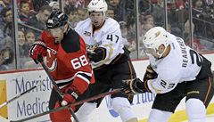 Jaromíra Jágra dohán�jí hrá�i Anaheimu Hampus Lindholm a Francois Beauchemin.