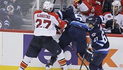 Hrá Winnipegu Mark Scheifele naráí do mantinelu.  Vedle nj stojí jeho spoluhá Nick Bjugstad a Michal Frolík (vpravo). 