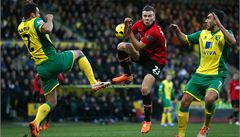 Cleverley z Manchesteru United proti dvojici protihrá.