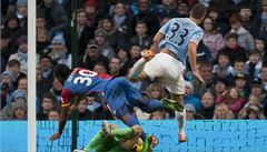 Matija Nastasic z Manchesteru City a branká Joe Hart.