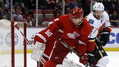 Hokejista Detroitu Red Wings Jakub Kindl (vlevo) a Lee Stempniak z Calgary Flames