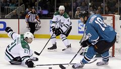 Hokejista San Jose Sharks Joe Thornton (vpravo) a Antoine Roussel (vlevo) z Dallasu Stars