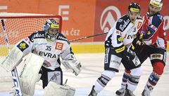  Vítkovice Steel - Pardubice. Zleva Filip indelá a Ondej Roman, oba z Vítkovic a Robert Kousal z Pardubic