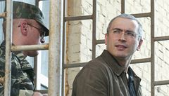 Michail Chodorkovskij je od soudu eskortován k policejní dodávce (2004)