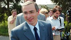 Obklopen noviná�i. Michail Chodorkovskij v roce 2003