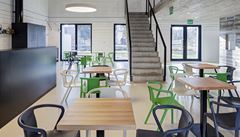 Dvoupodlaní vstupní prostor informaního centra. 