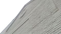 Monochromní jednolitá fasáda je vlastn dosti vrstevnatá a obsahuje pvodní zdivo, vysprávky a zaslepení nkterých otvor z éry socialismu i doplnní novými cihlami z minulého roku.