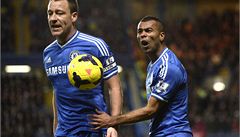 Ashley Cole (vpravo) a John Terry z Chelsea