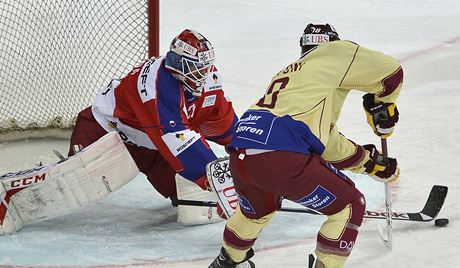 Branká hokejist CSKA Moskva Rastislav Staa a Inti Pestoni ze Servette eneva