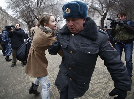 Policist zasahuj ve Volgogradu proti astnkm nepovolen demonstrace nazvan Rusk shromdn proti teroru. 