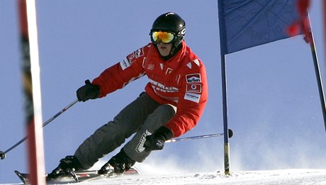 Legendární německý pilot formule 1 Michael Schumacher na lyžích