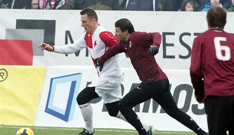 Silvestrovské derby Sparta - Slavia. Lubo Kozel ze Slavie (vlevo) a Libor Sionko ze Sparty pi utkání internacionál nad 35 let