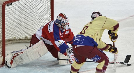 Brankář hokejistů CSKA Moskva Rastislav Staňa a Inti Pestoni ze Servette Ženeva