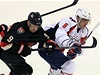eský hokejista Ottawy Senators Milan Michálek (vlevo) a Alexandr Ovekin z Washingtonu Capitals