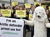 Demonstrace na podporu zadrených aktivist ped ruskou ambasádou ve výcarském Bernu 